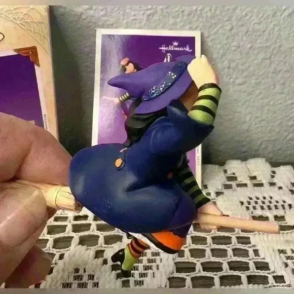 Hallmark Keepsake 2003 “ Mesmerelda”  Halloween Witch ornament - Picture 4 of 8